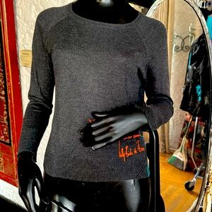 Long sleeved grey sweater with French graffiti.